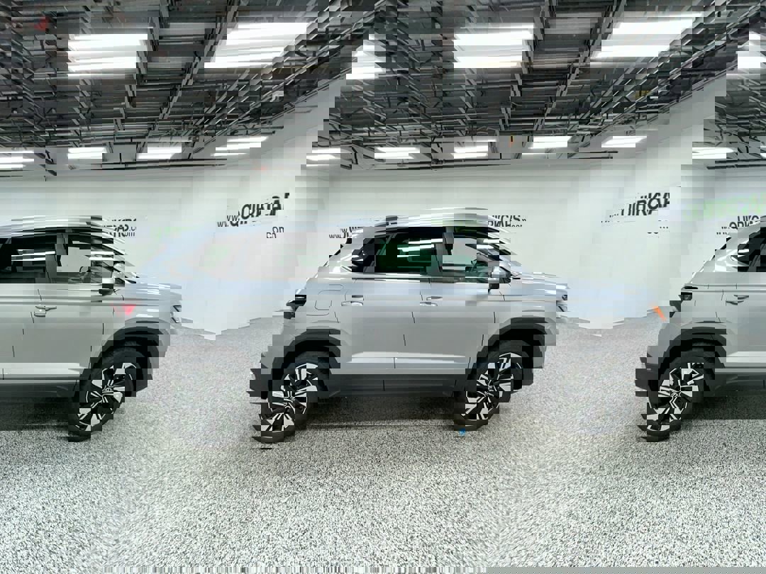 2025 Volkswagen Taos SE photo 4