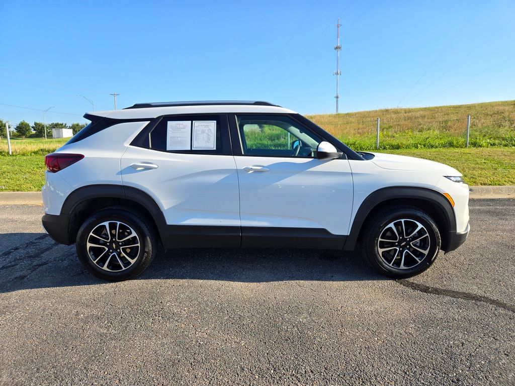 2025 Chevrolet Trailblazer LT photo 2