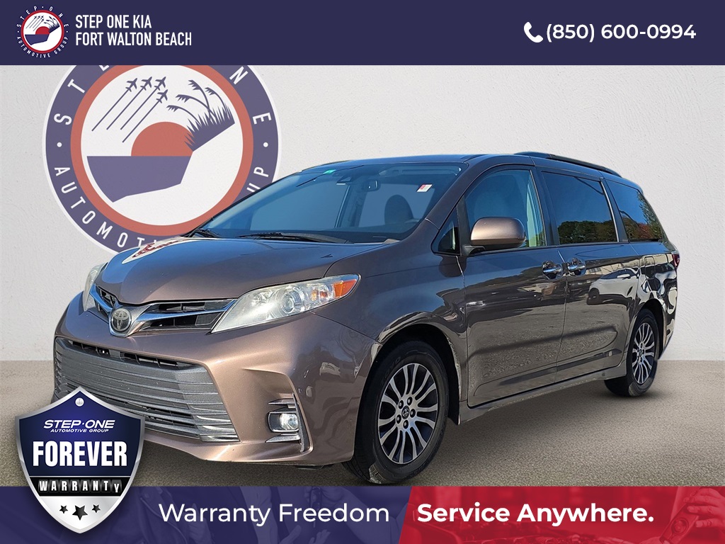 2019 Toyota Sienna XLE's photo