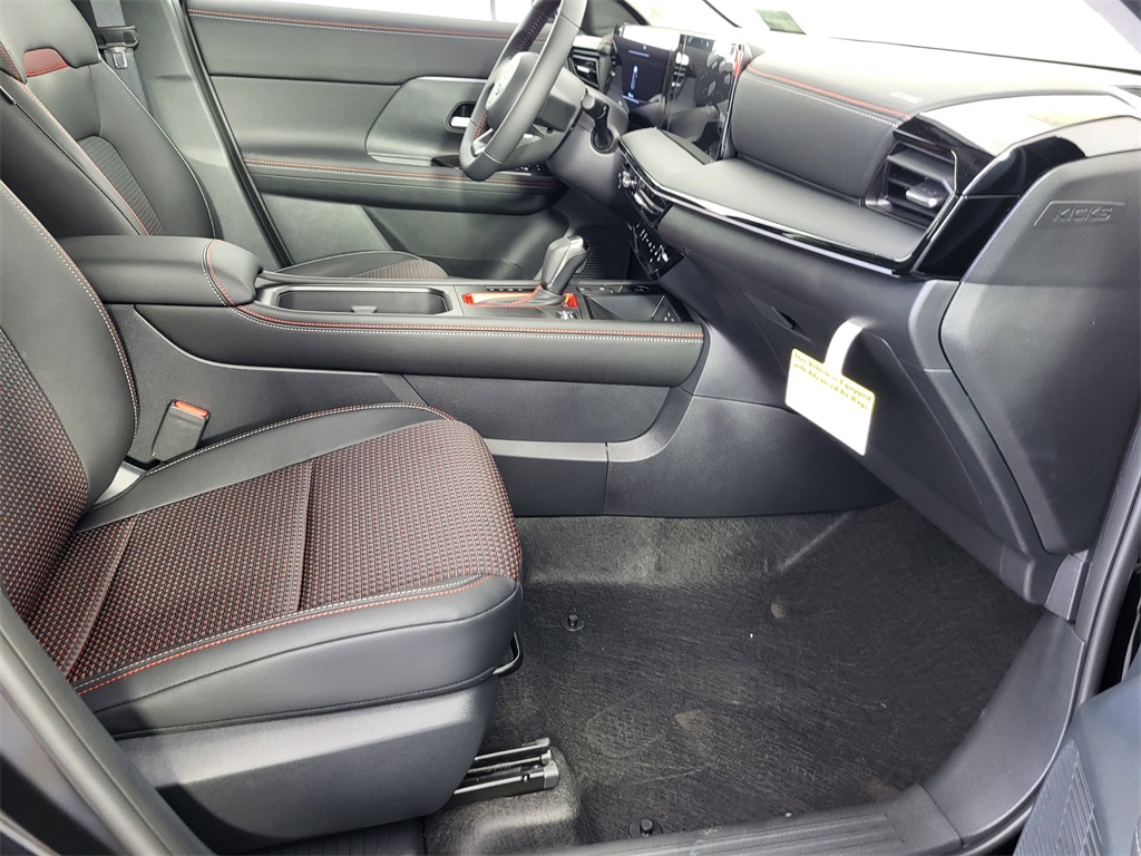 2025 Nissan Kicks SR photo 13
