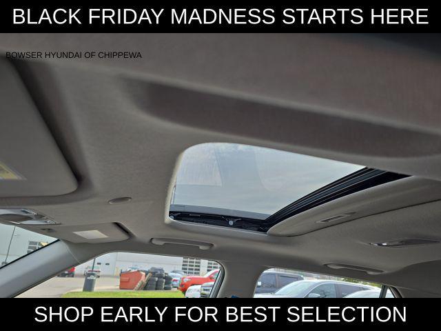 2026 Hyundai Venue SEL photo 3