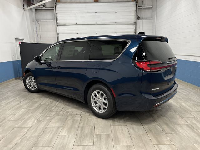 2025 Chrysler Pacifica photo 3