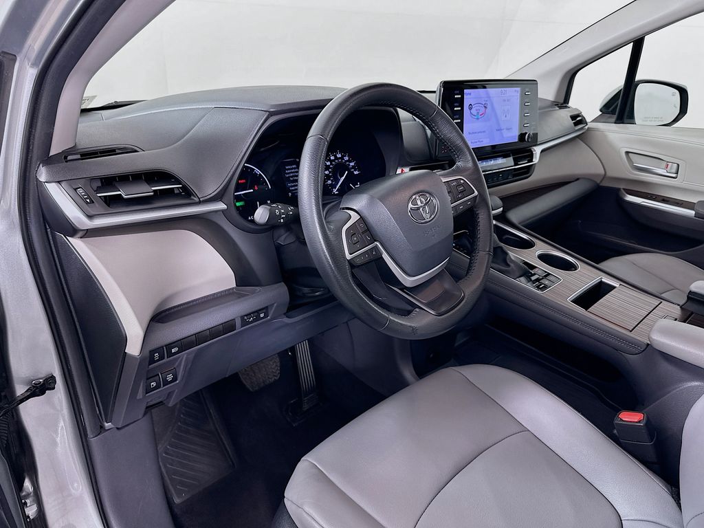 2024 Toyota Sienna XLE photo 9
