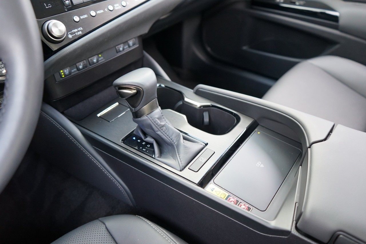 2025 Lexus ES 350 photo 18