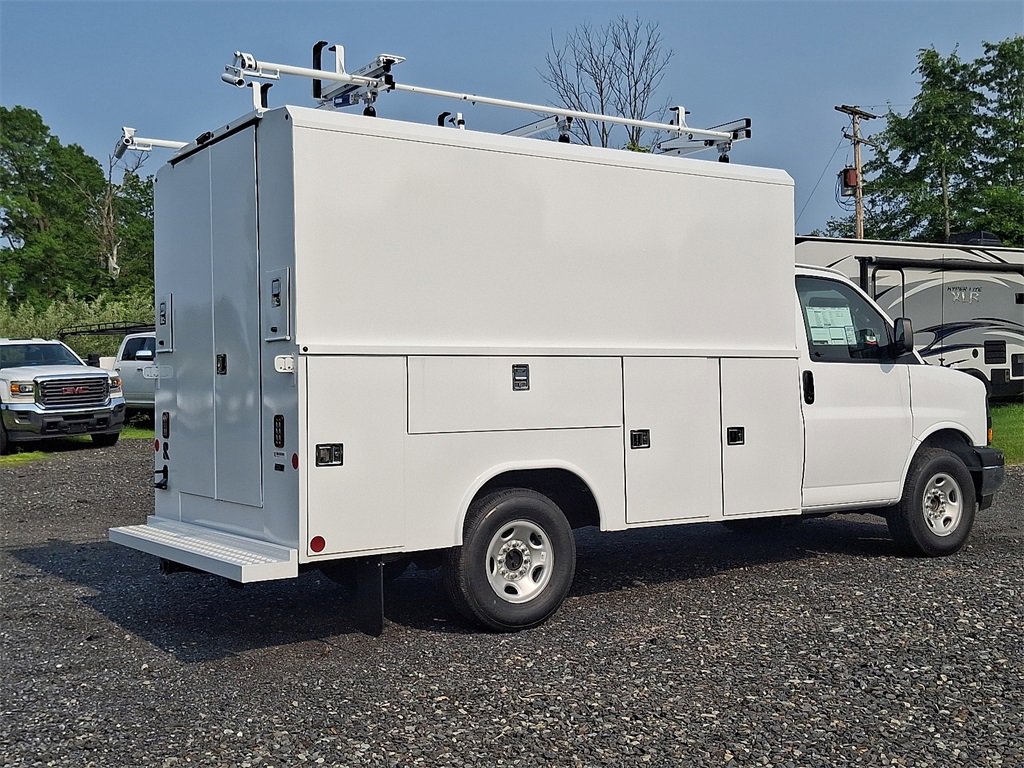 2025 Gmc Savana Cutaway 3500 photo 2