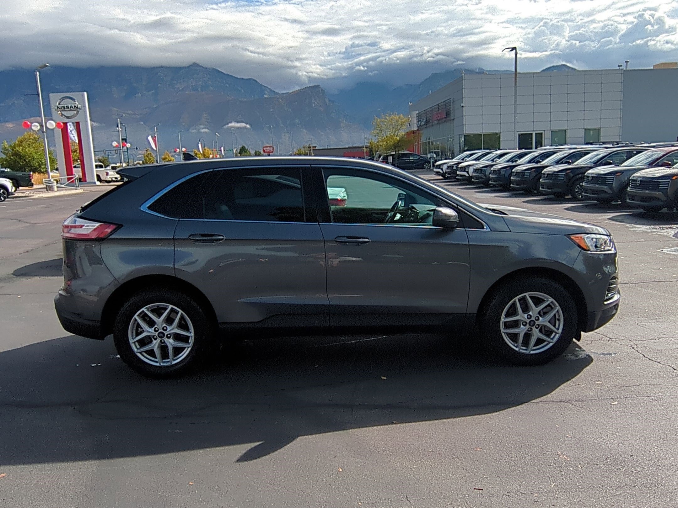 2022 Ford Edge SEL photo 2