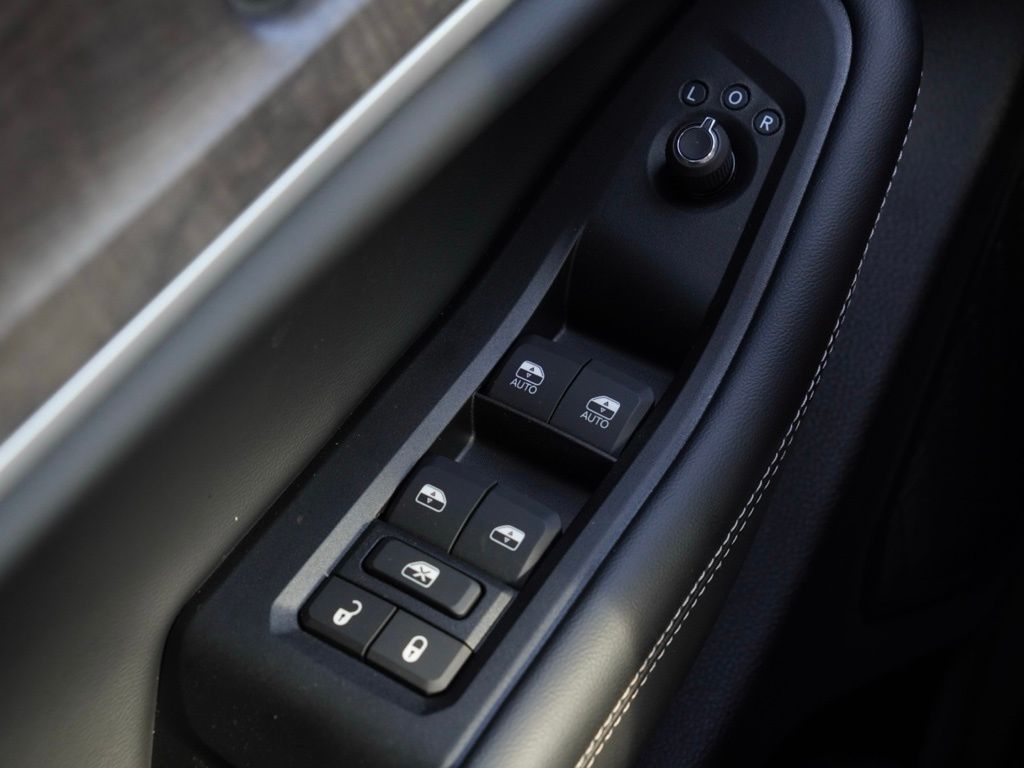 New 2025 Bright White Clear-Coat Exterior Paint Jeep Limited Black Appearance Edition image 13