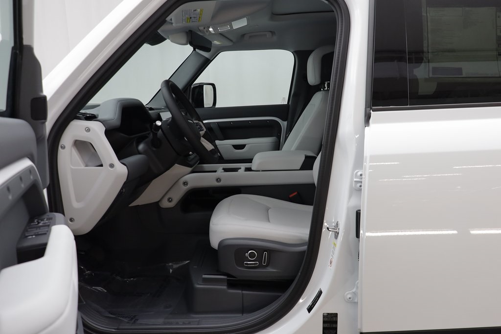 2025 Land Rover Defender 130 S photo 7