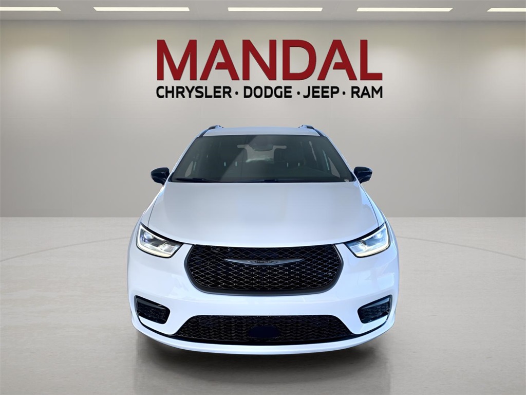 2026 Chrysler Pacifica photo 2