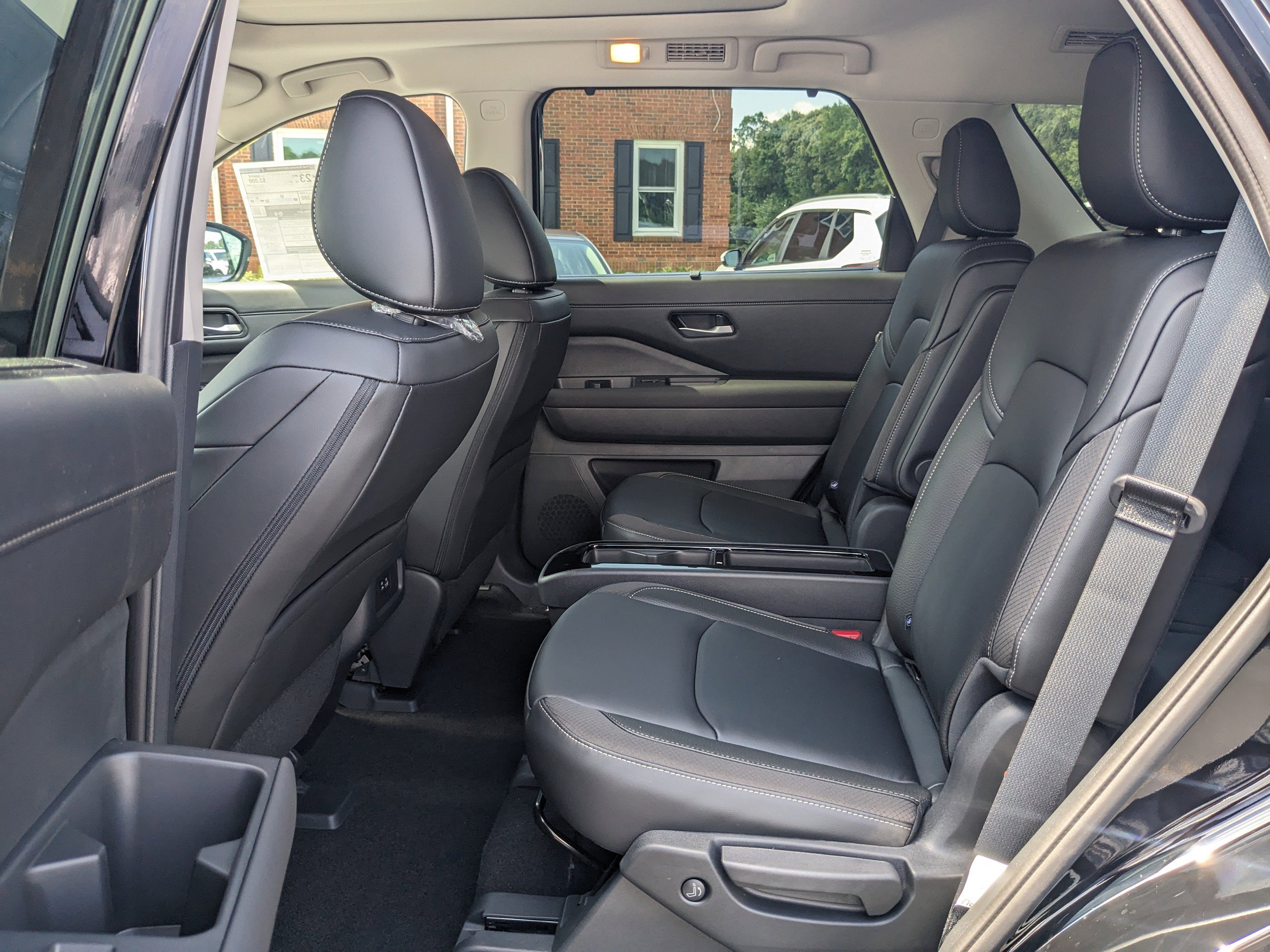 2025 Nissan Pathfinder SV photo 2