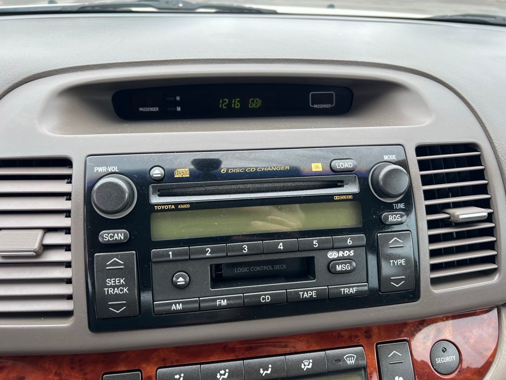 2004 Toyota Camry LE photo 32