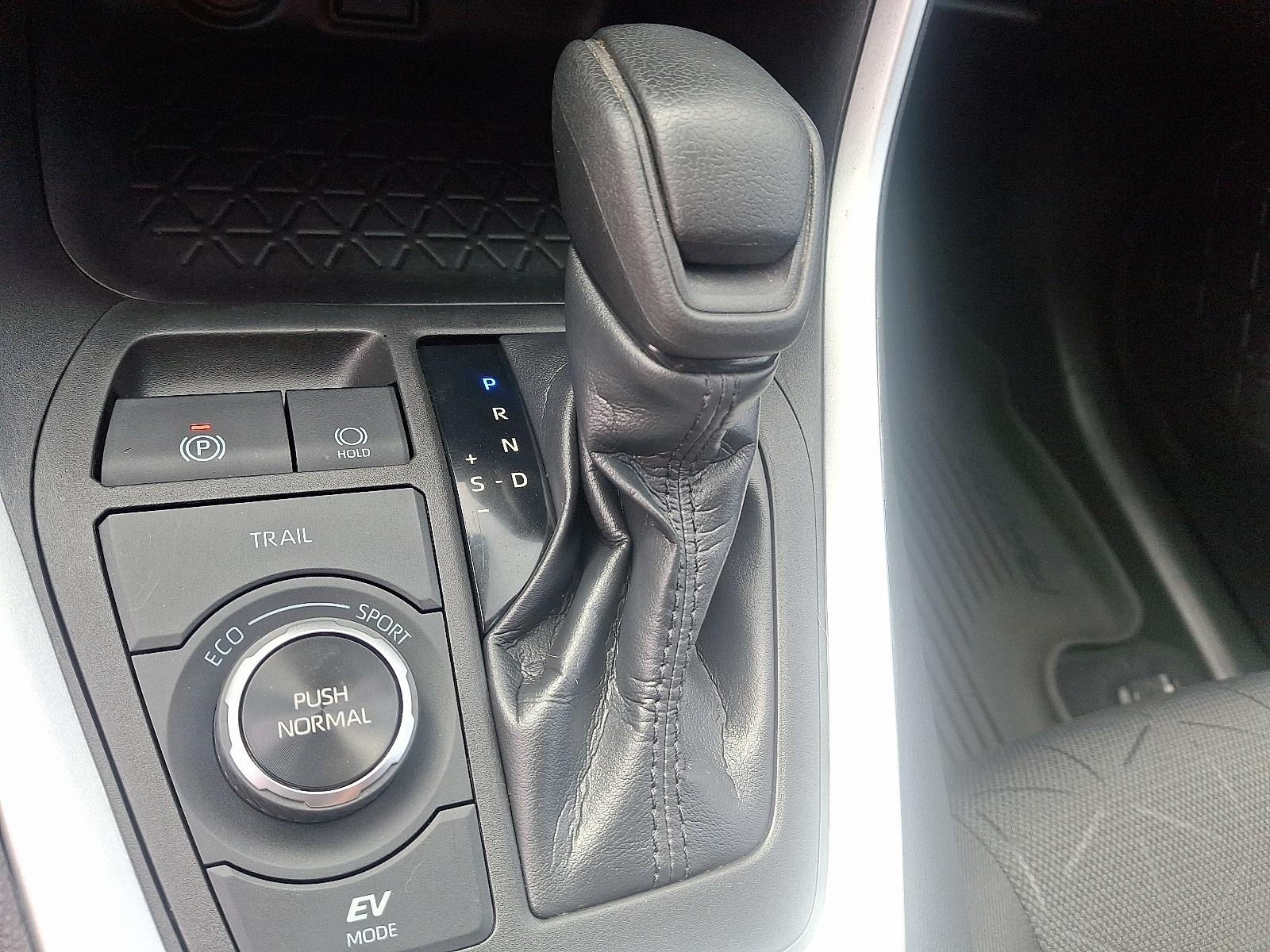 2021 Toyota RAV4 Hybrid XLE photo 15