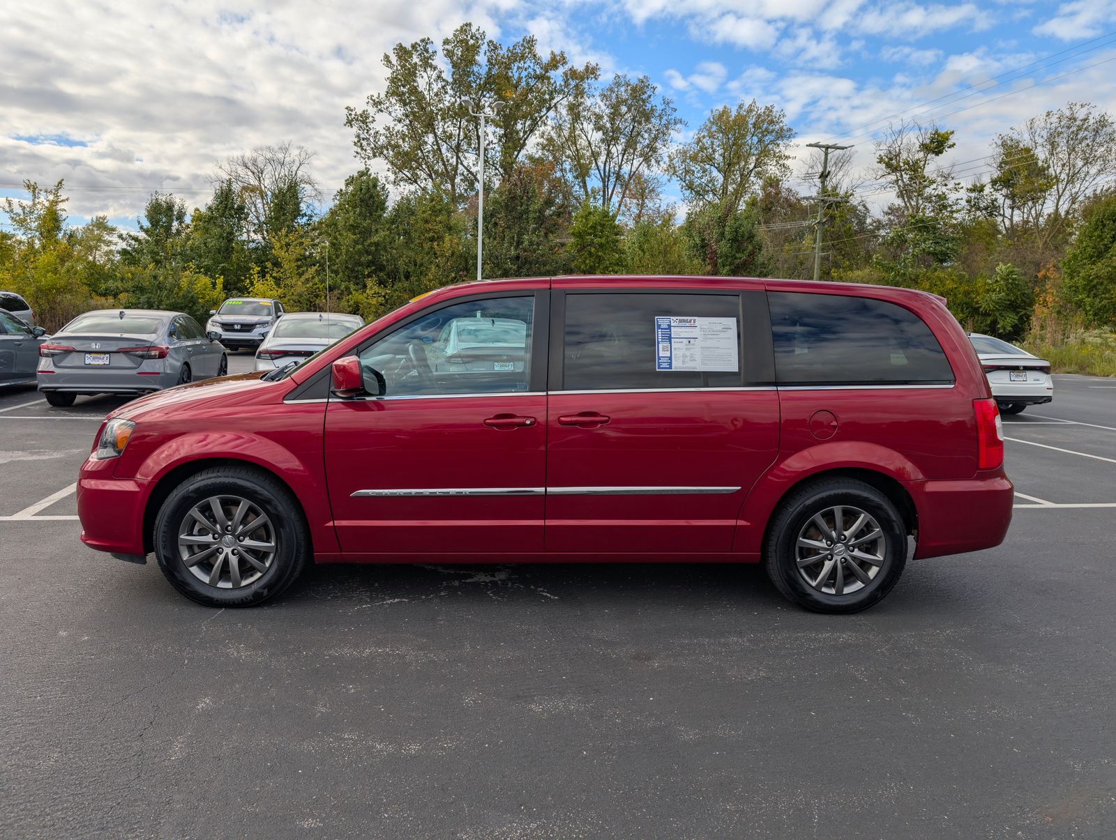 2016 Chrysler Town & Country S photo 3