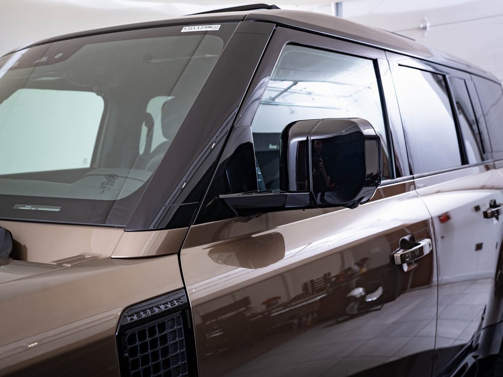 2025 Land Rover Defender 110 X-Dynamic SE photo 15