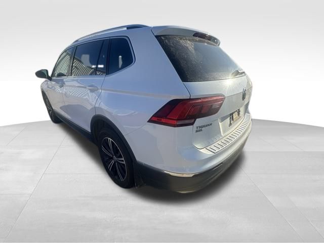 2019 Volkswagen Tiguan SEL R-Line photo 2