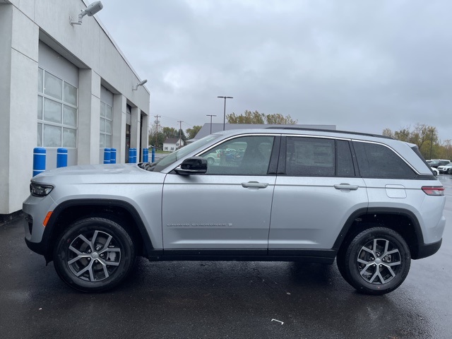 2025 Jeep Grand Cherokee Limited photo 3