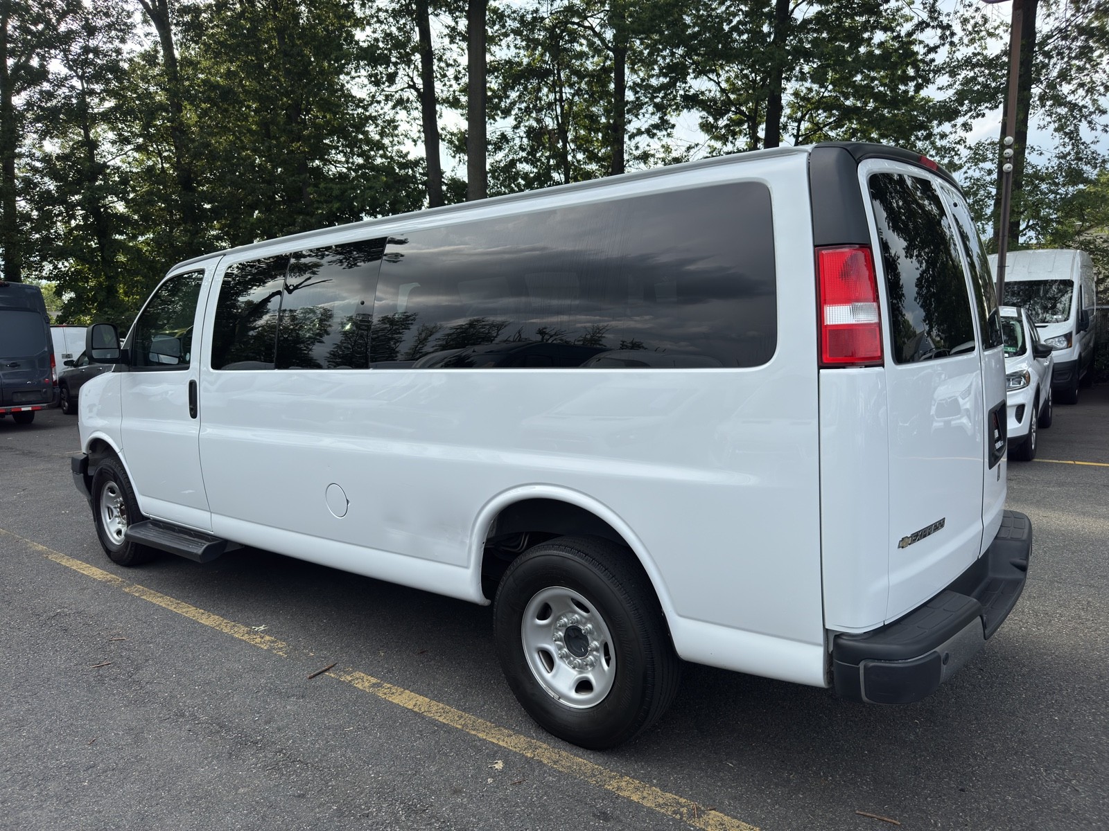 2022 Chevrolet Express Passenger LT photo 4