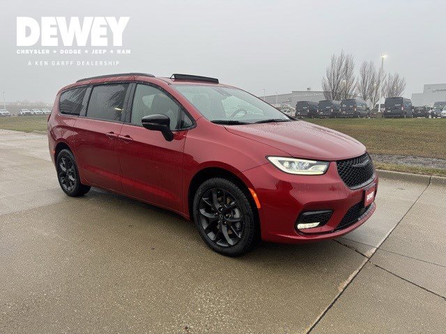 2026 Chrysler Pacifica Limited's photo