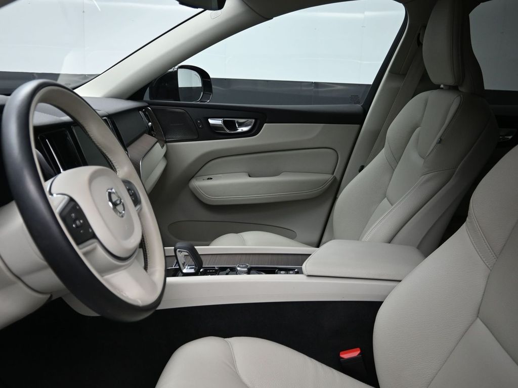 2022 Volvo XC60 B5 Momentum photo 10