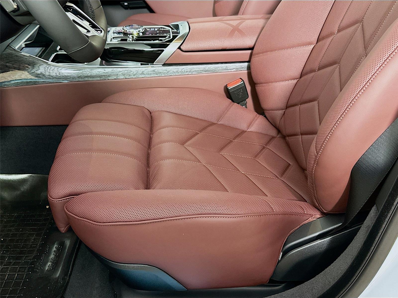2026 Bmw 750e photo 18