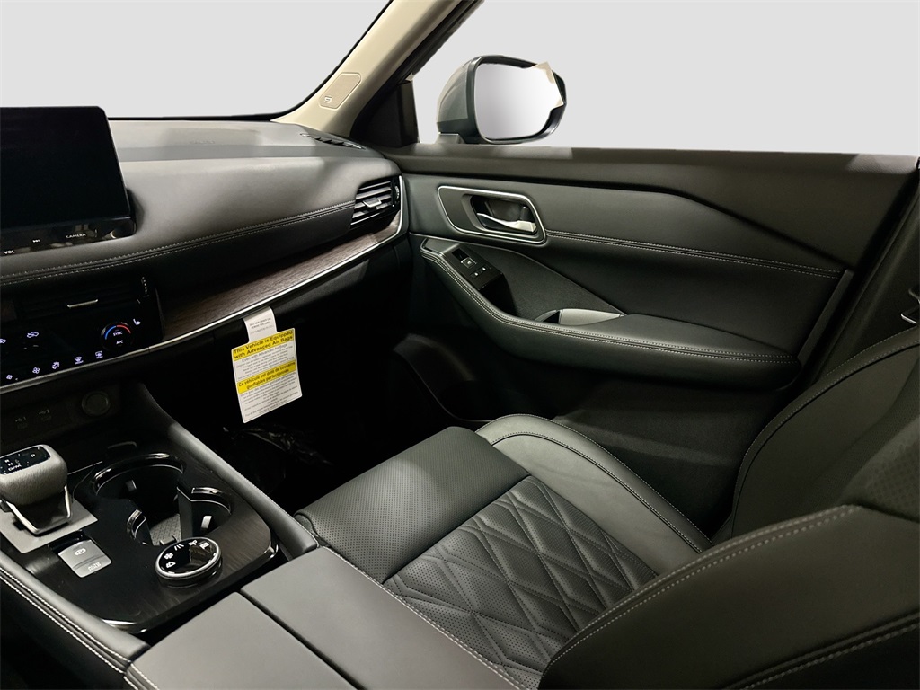 2026 Nissan Rogue Platinum photo 3