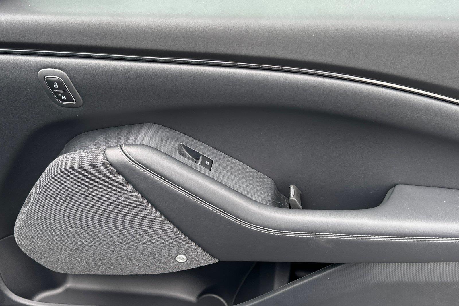 2025 Ford Mustang Mach-E Premium photo 19
