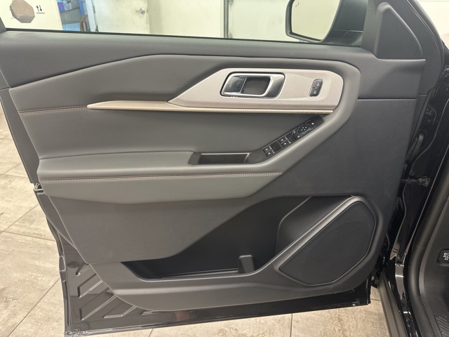 2025 Ford Explorer photo 12