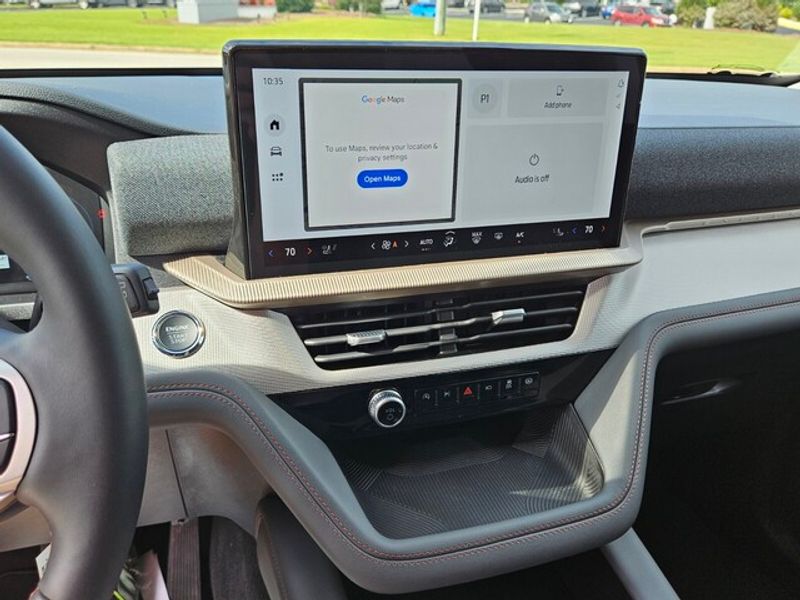 2025 Ford Explorer photo 13