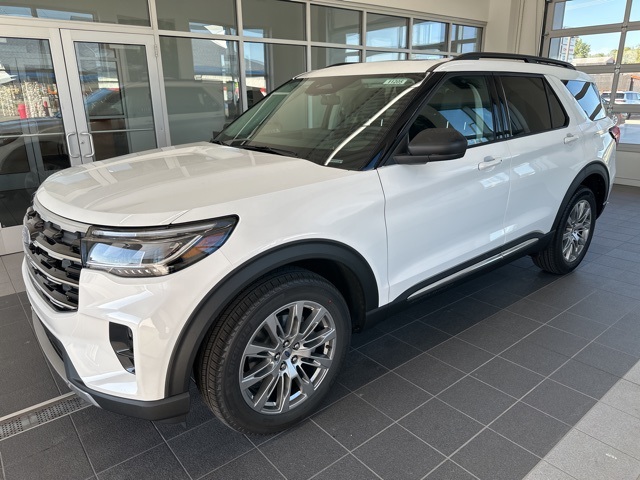 2025 Ford Explorer photo 3