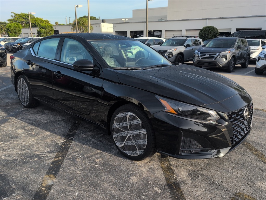 2025 Nissan Altima SR photo 2
