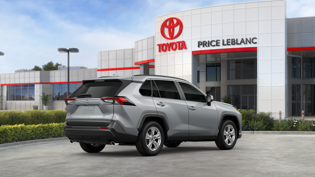 2025 Toyota RAV4 XLE photo 3