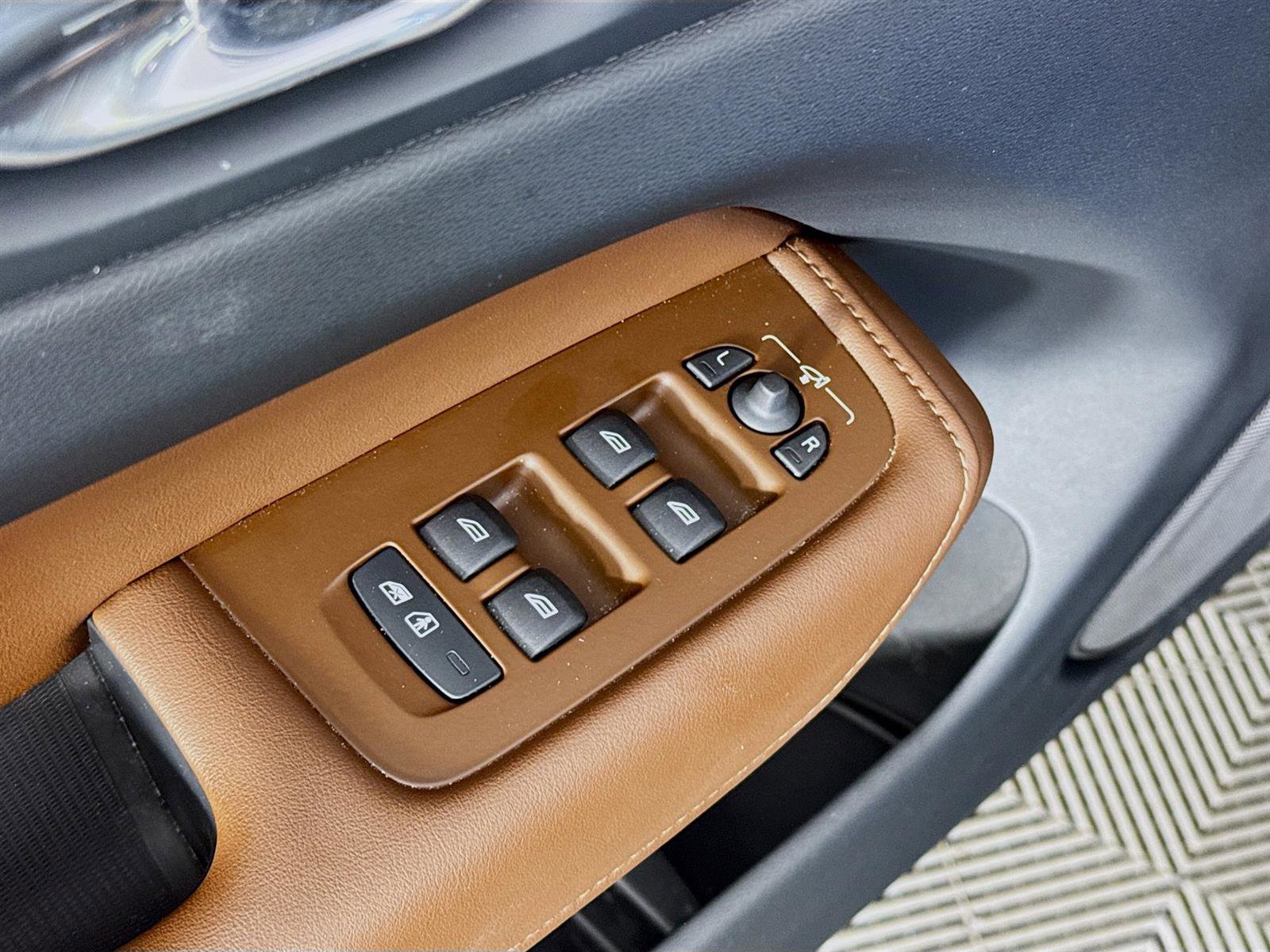 2023 Volvo XC60 Ultimate photo 18