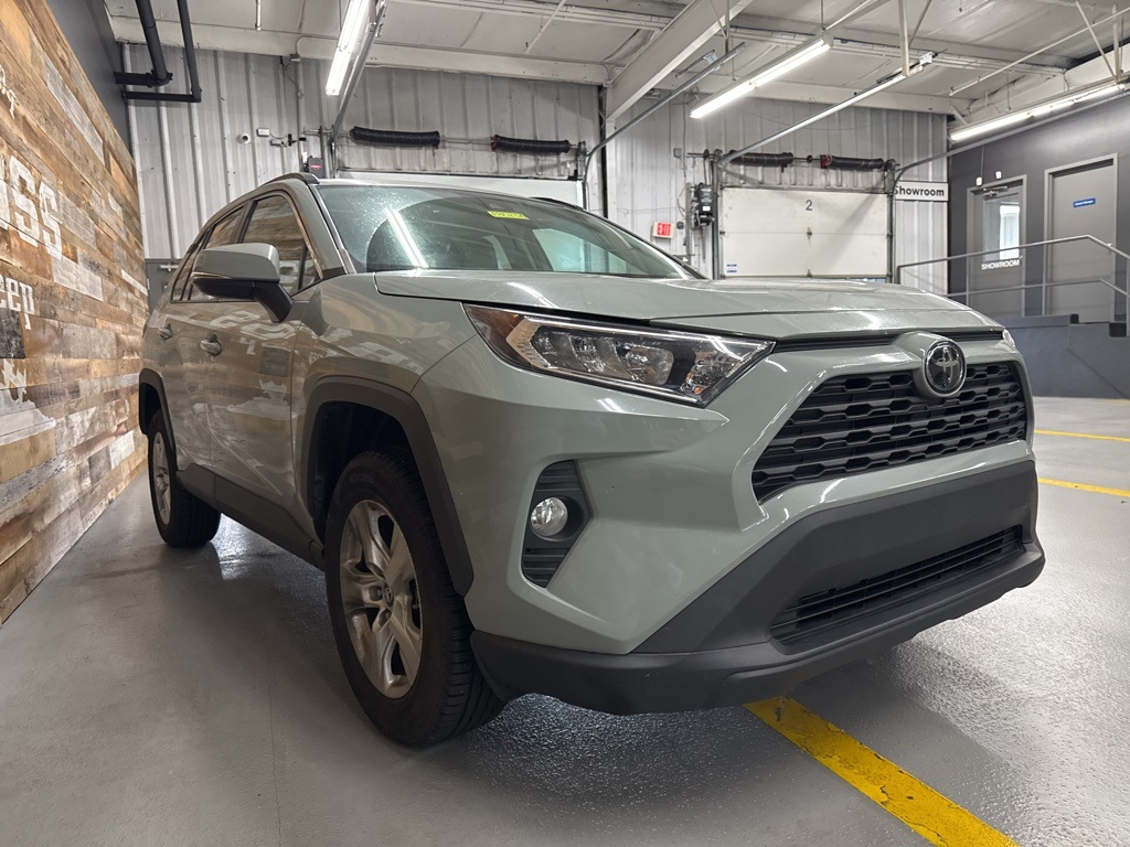 2019 Toyota RAV4 XLE photo 2