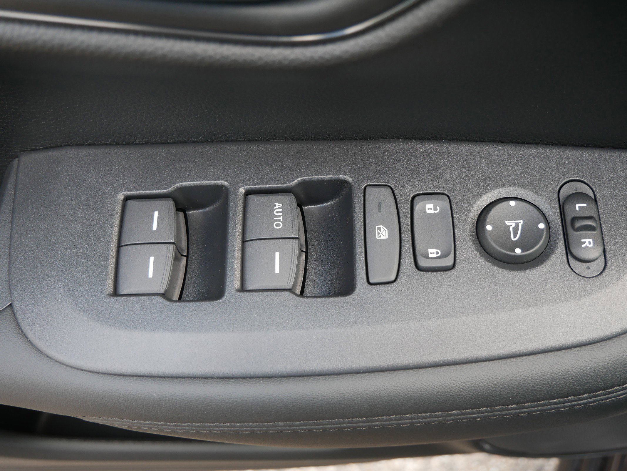 2026 Honda HR-V LX photo 12
