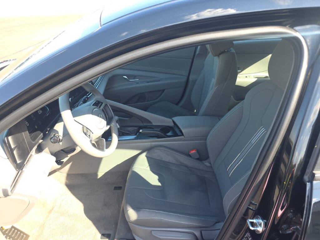 2025 Hyundai Elantra SEL Sport photo 2