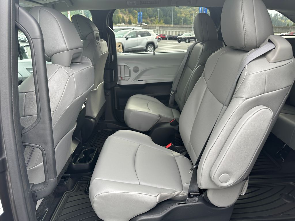 2025 Toyota Sienna XLE photo 14