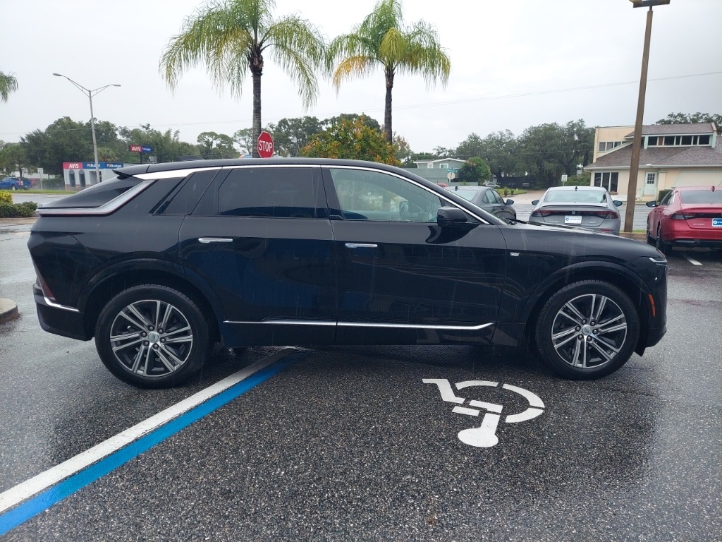 2023 Cadillac Lyriq Luxury photo 3