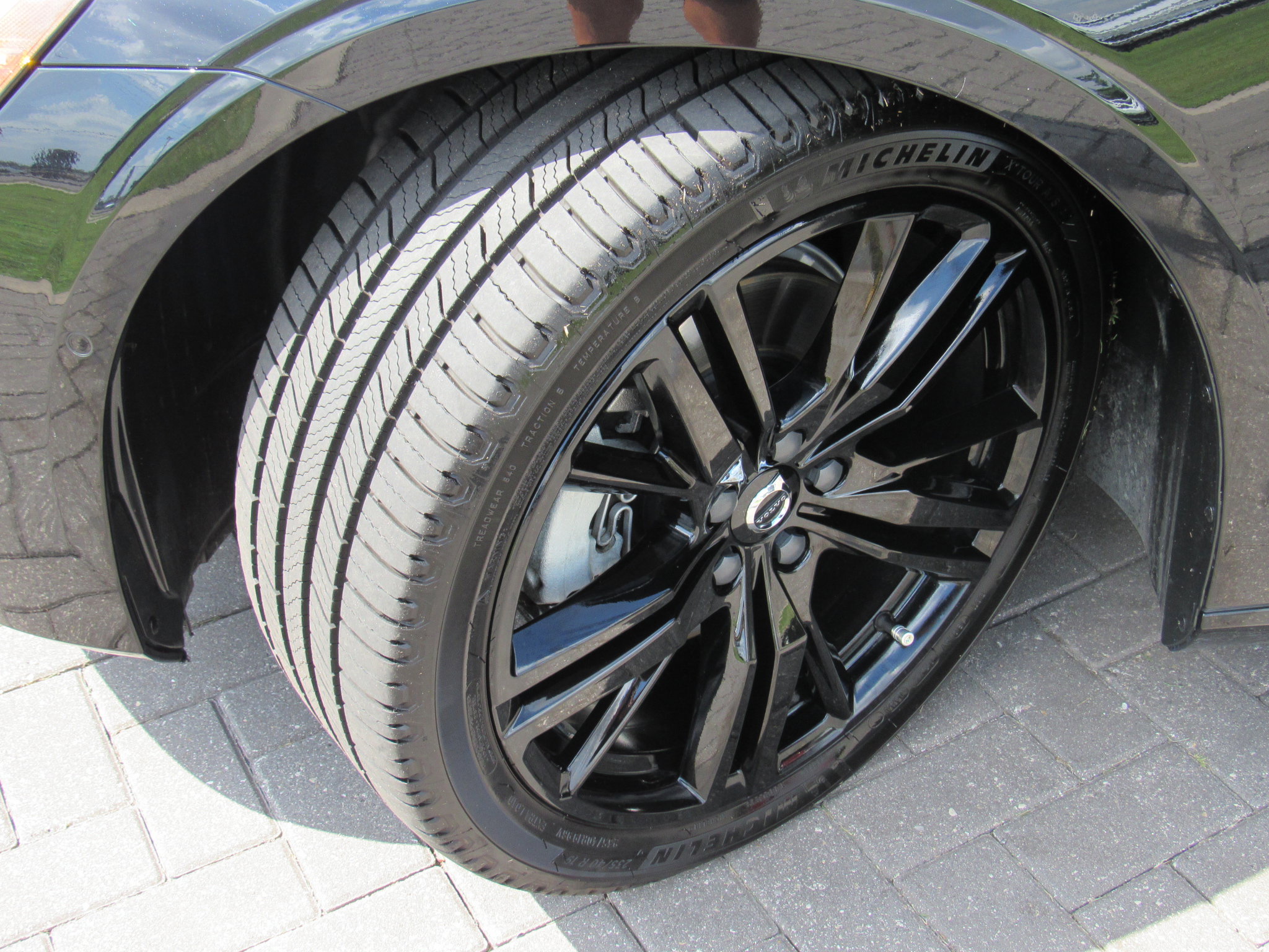 2023 Volvo S60 B5 Plus Black Edition photo 32