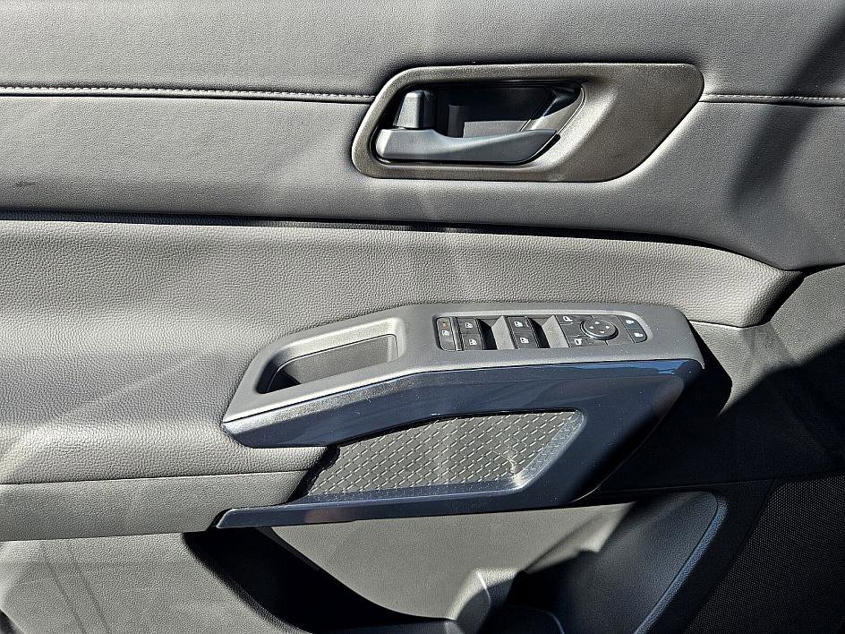 2025 Nissan Pathfinder SV photo 29