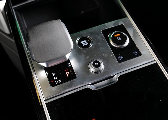 2023 Land Rover Range Rover SE photo 12