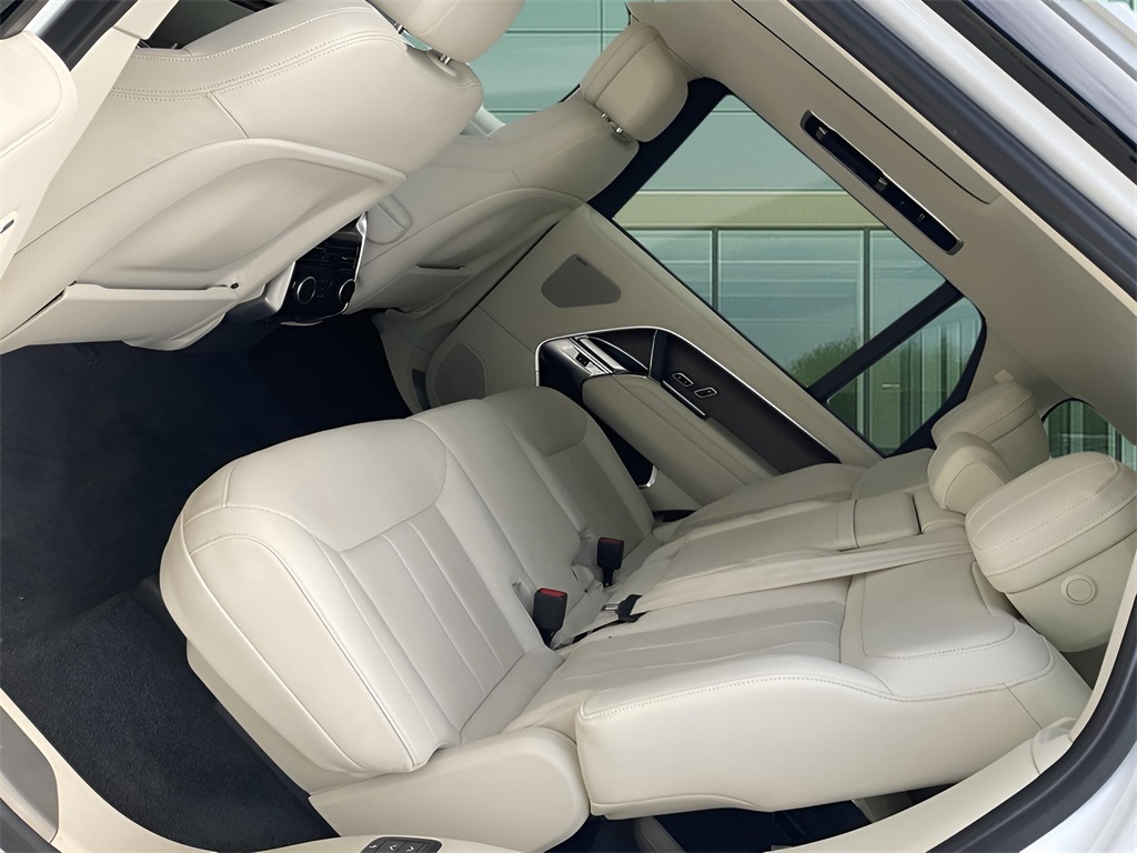 2023 Land Rover Range Rover SE photo 17