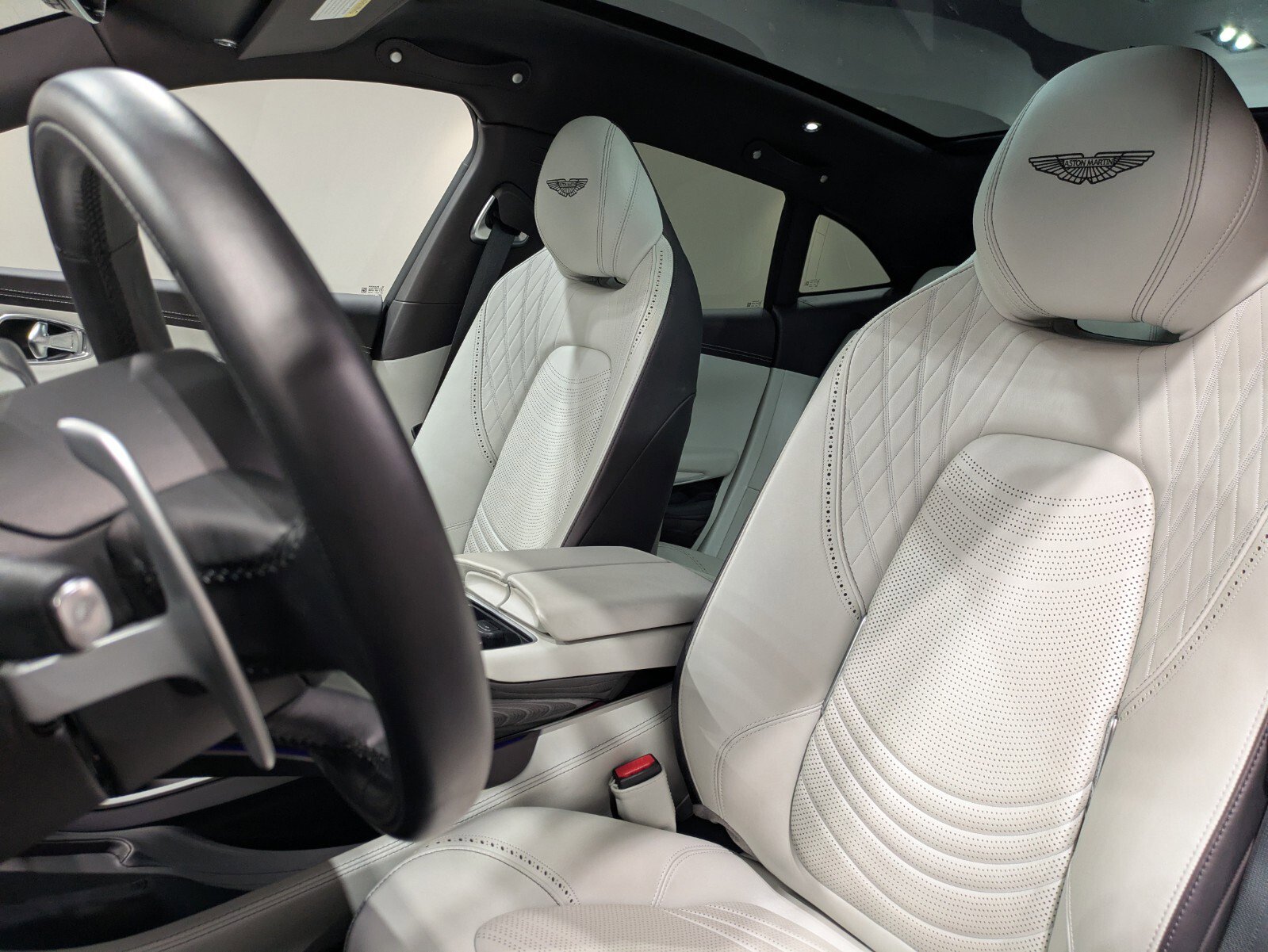 2024 Aston Martin DBX photo 11