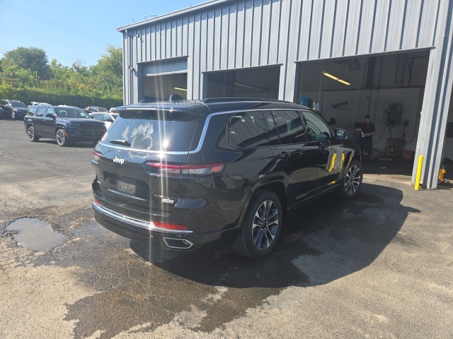 2024 Jeep Grand Cherokee Overland photo 4