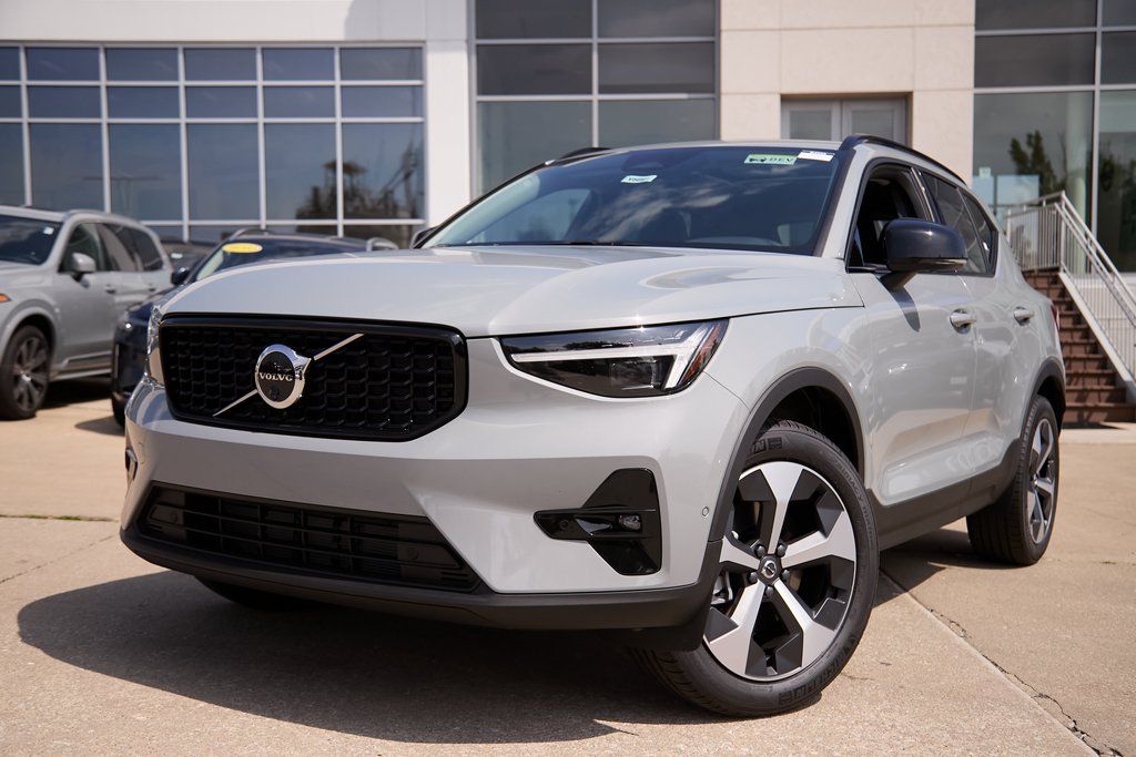 2026 VOLVO XC40 - Image 1
