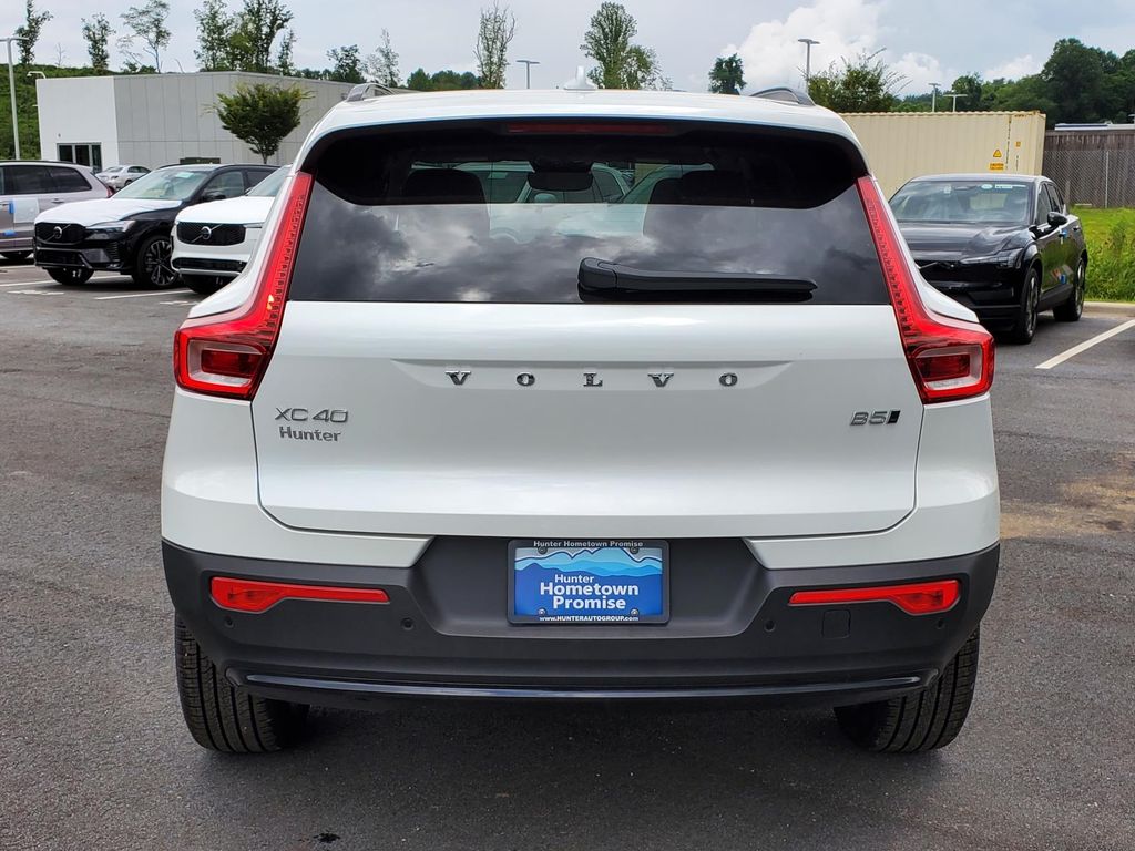 2026 Volvo XC40 photo 19
