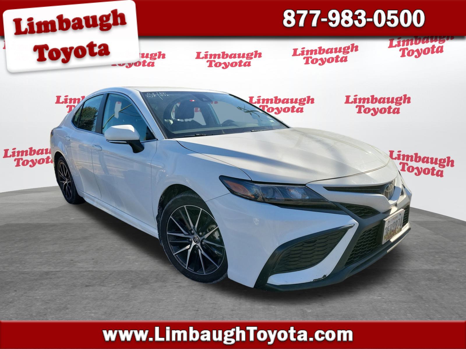 2024 Toyota Camry SE's photo