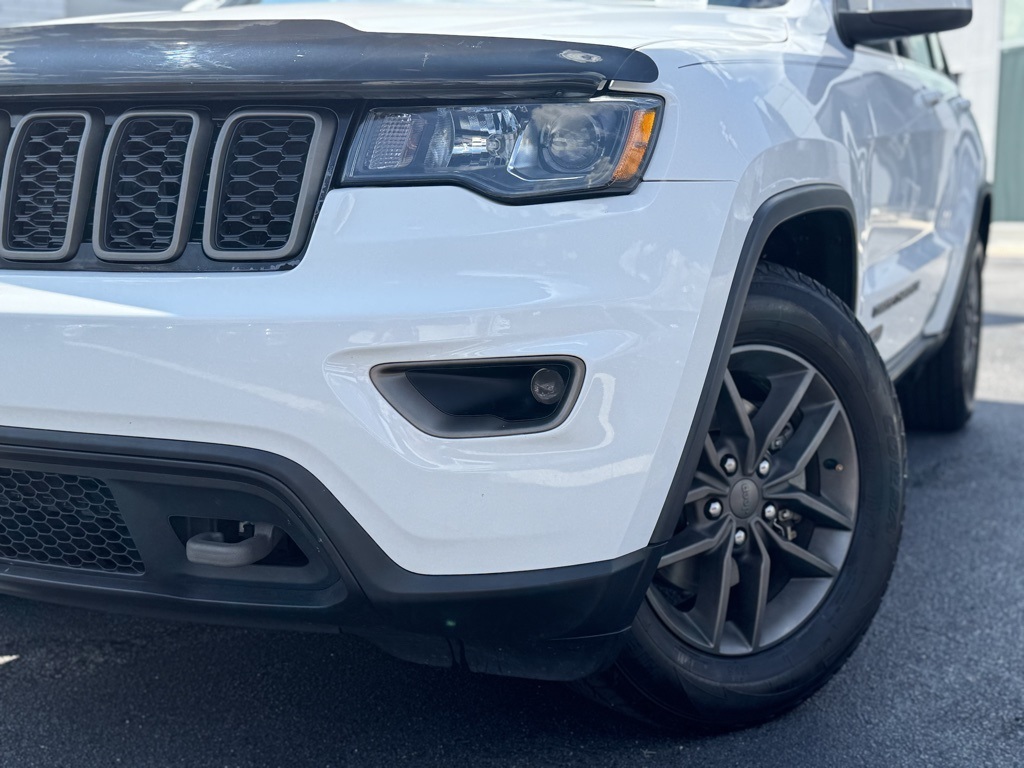 2017 Jeep Grand Cherokee Anniversary Edition photo 4