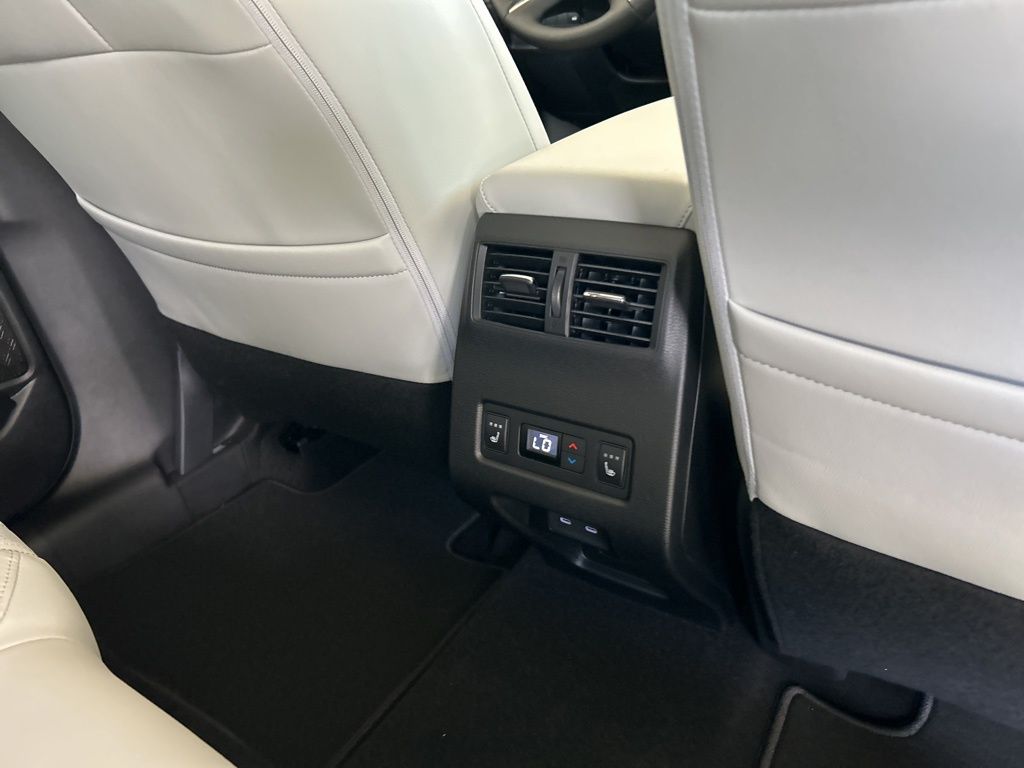 2025 Mitsubishi Outlander Black Edition photo 27