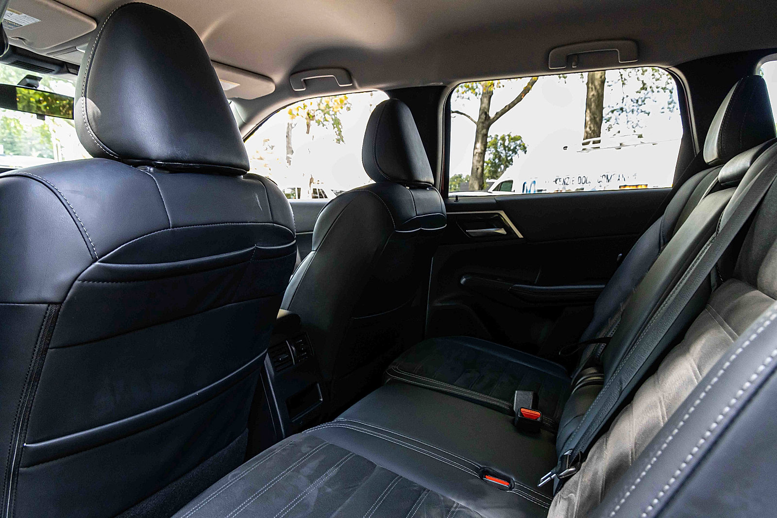 2024 Mitsubishi Outlander SE photo 23