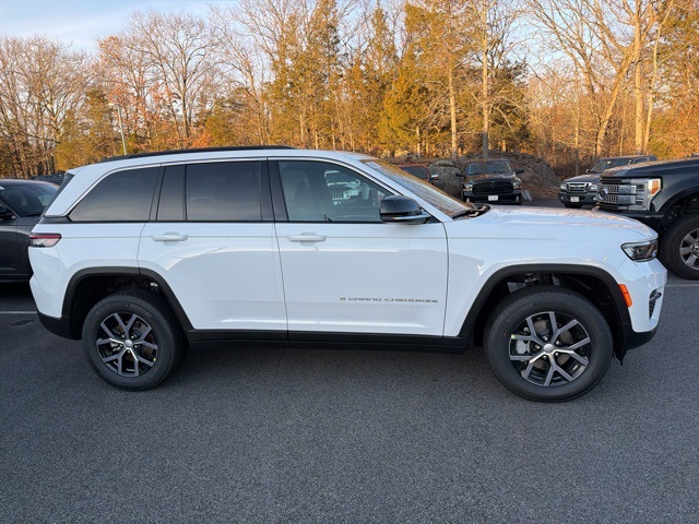 2025 Jeep Grand Cherokee Limited photo 2